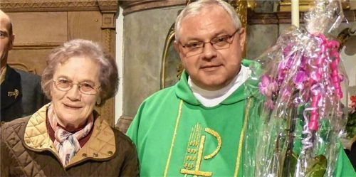 Seit über 30 Jahren an der Orgel und als Chorleiterin in Höslwang aktiv: Rosa Gradl. Sie wurde nun von Pater Paul verabschiedet.