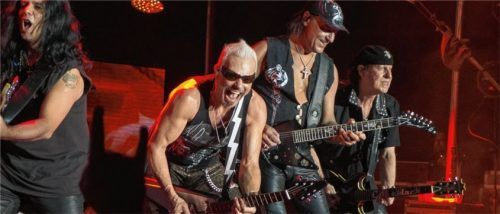 Seit über 50 Jahren stehen die Scorpions auf der Bühne: (von links) Pawel Maciwoda, Rudolf Schenker, Matthias Jabs und Klaus Meine. Foto dpa