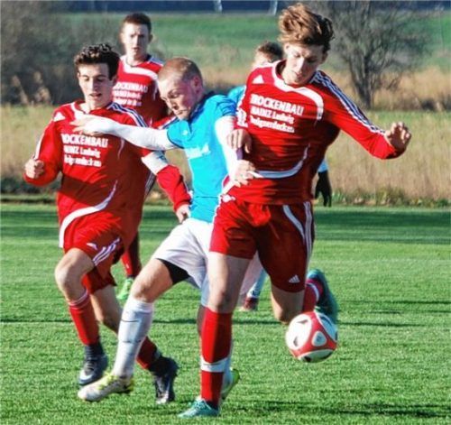 SG Bad Endorf/Rimsting – VfL Kaufering 0:2. Jakob Trebesius (rechts) von der U19 der SG Bad Endorf/Rimsting wird im Bezirksoberliga-Heimspiel auf der Rimstinger Sportanlage vom zweifachen Kauferinger Torschützen Yannick Hübner angegriffen. Links SG-Spieler Martin Oberloher. Foto  Settele