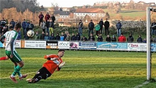SGRRG-Stürmer Uli Hubl setzt den Ball aus aussichtsreicher Position über den Buchbacher Kasten. Reichertsheim-Ramsau-Gars verlor mit 1:4.