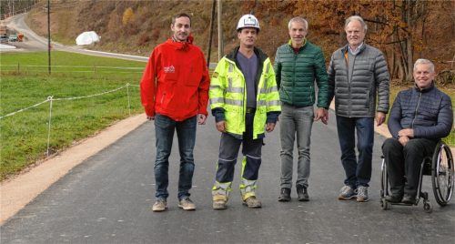 Sichtlich erfreut über den unmittelbar bevorstehenden Abschluss der Straßensanierung trafen sich auf dem noch frischen Asphalt der Brünnsteinstraße die maßgeblich Beteiligten: Bürgermeister Hajo Gruber, Planer Franz Rappl, Markus Ettinger, Markus Pixner und Andreas Horn (von rechts).Foto hko