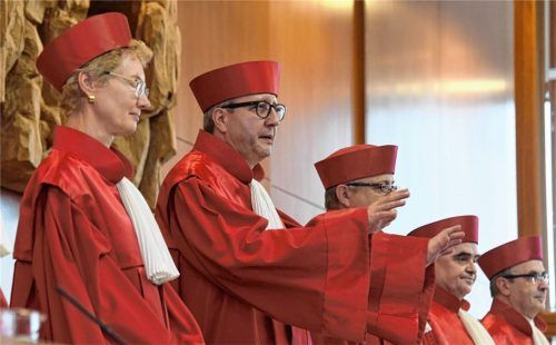 Sie gehen aufs Ganze: Die Neubeurer Gemeinderäte haben sich einen Verwaltungsjuristen geholt und wollen mit ihm notfalls bis vor das Bundesverfassungsgericht ziehen. Grund: Die Duldungsanordnung durch das Eisenbahn-Bundesamt, der gemäß die Bahn eine Probebohrung an der gemeindeeigenen Kläranlage durchführen darf.Foto dpa