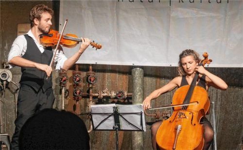 Sie stammen aus einer berühmten Musiker-Familie, sind mehrfach ausgezeichnet und doch erfrischend bodenständig: Matthias und Maria Well. Foto Kirchner
