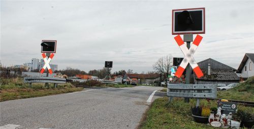 Silberstreifen – aus traurigem Anlass: Nach dem Tod einer jungen Frau laufen jetzt die Planungen für eine Schranke am Bahnübergang in Viehhausen.