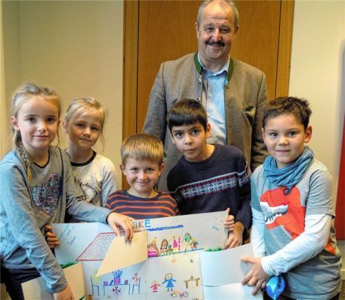 Sind froh und glücklich über „ihre Mitti“ – die Kinder der Mittagsbetreung der AWO. Dem Stadtverwaltungsteam und dem Bürgermeister überbrachten sie jetzt ein selbst gemaltes Bild.Foto re