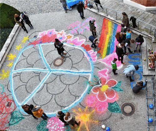 So bunt war der Rathausplatz noch nie: Mit Sprühdosen zauberten Jugendliche der Rosenheimer Schulen eine Vielzahl von Motiven auf den Asphalt. Fotos Schlecker