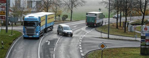 So ruhig geht es an Werktagen eher selten zu auf der Staatsstraße durch Thansau. Ein Bürger hält angesichts der Zunahme insbesondere des Schwerlastverkehrs die bestehende Ampel für nicht ausreichend.Foto pilger