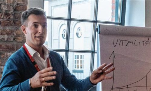 Sören Lüders, Osteopath, empfiehlt tägliche Atem-Übungen für mehr Wohlbefinden bei der Arbeit. Foto jth