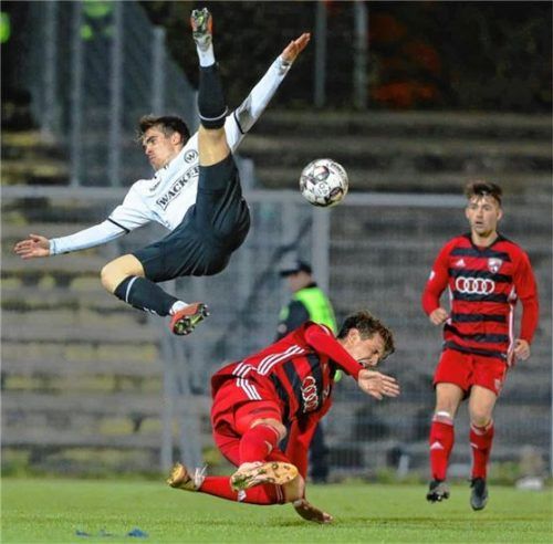 Spektakulär: Burghausens Stefan Wächter (links) gegen Ingolstadts Imsak Serhat. Foto  Butzhammer