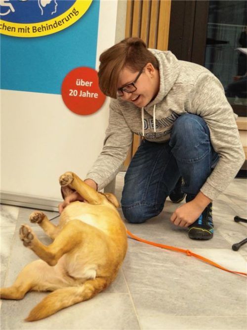 Spielgefährten: Jonas Müller und die Labrador-Hündin „Buffy“. Foto Quelle