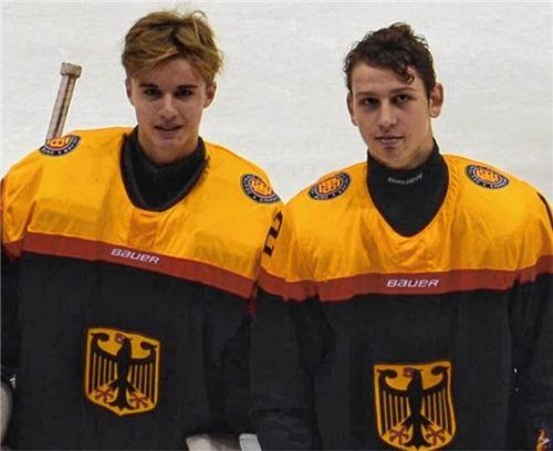 Starbulls Jugend-Torwart Marinus Schunda (links) und Stürmer Ludwig Danzer feiern im Vier-Nationen-Turnier den Turniersieg mit der U17 Nationalmannschaft.Foto bucheli