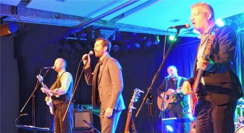 Stefan Leonhardsberger (Zweiter von links) mit seiner Band: Zu den Pompfüneberern gehören Mick Lopac (links), Uli Fiedler (rechts) und Martin Schmid (im Hintergrund).Foto vk