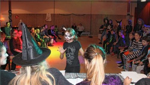 Schulter an Schulter, ganz nah beisammen – so schaurig-schön wie in den Vorjahren können die Kinder beim Kreisjugendring heuer natürlich nicht Halloween feiern. Das lässt das noch einmal verschärfte Hygienekonzept nicht zu.Foto  Archiv/KJR