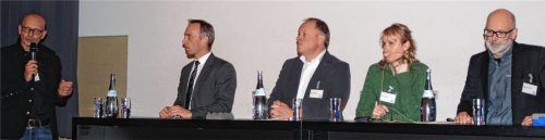 Stellten sich den Fragen aus der Versammlung (von links): Carsten Schwunck, Leiter der städtischen Bauabteilung, Bürgermeister Robert Pötzsch, Götz Keßler, Geschäftsführer der Stadtbau GmbH, und die Architekten Ingrid Dreer und Christian Böhm, die in einer Studie über das Rathaus drei Varianten zu Sanierung oder Neubau untersucht hatten. Fotos  hg