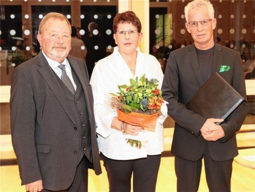 Stellvertretender Landrat Josef Huber (links) verlieh dem Ehepaar Sigrid und Dirk Scholz den Sozialpreis des Landkreises.Foto re