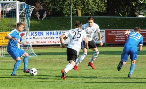Szene aus dem Hinspiel: Sebastian Baur und Marko Zulj wollen das Zuspiel von ESV-Kapitän Daniel Leitz auf Simon Schlosser verhindern. Foto  Buchholz