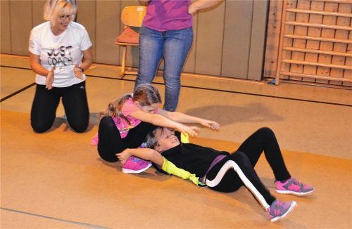 Tandem-purzeln, was das Zeug hält. Über 200 Kinder waren in Prutting dabei.Foto ni