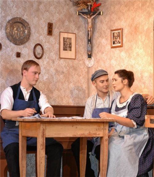 Tischgespräche (von links): Lois (Felix Blank) und Franz (Georg Waldleitner) trösten Lenerl (Margareta Rotter) in ihrem Kummer über die Pläne des Vaters. Foto re