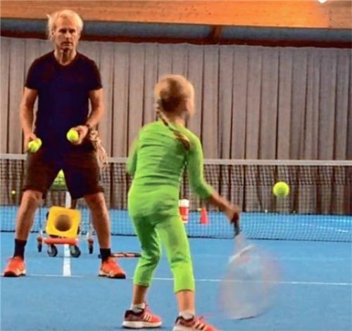 Trainer Arnold Haunerdinger im Einsatz mit einer jungen Vereinsspielerin.Fotos rep