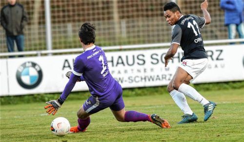 Traunsteins Mike Opara überwindet Torhüter Fabian Taube zum 2:0. Foto Weitz