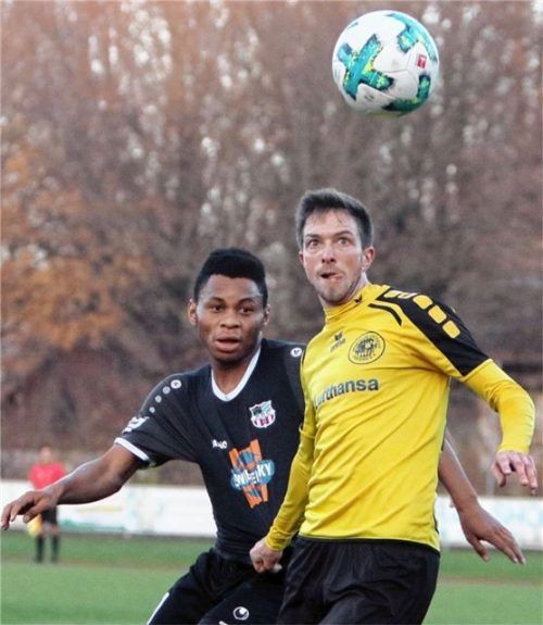 Traunsteins Offensivspieler Mike Opara (links) und der Freisinger Christoph Glas im Zweikampf.Foto Fehrmann