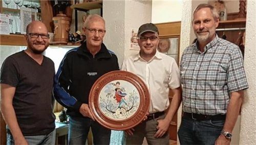 Übergabe der Schützenscheibe: Stefan Seiffert (von links), Sepp Staudinger, Matthias Determeyer und Georg Mayer (Vorstände und Sportleiter der beiden Vereine).