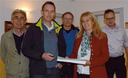 Übergabe im Rathaus (von links): Hans Söldner, Robert Staber und Martin Piper von der Bürgerinitiative mit Bürgermeisterin Doris Laban und Martin Mühlnickel von der Gemeindeverwaltung. Foto Ammelburger