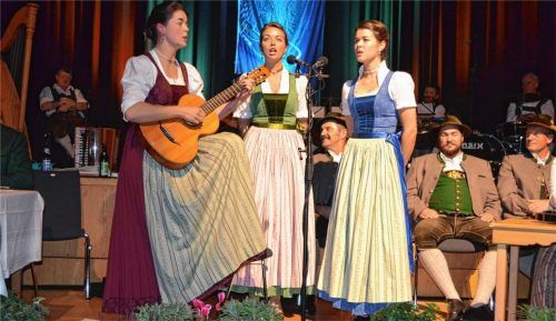 Überzeugten als stimmliche Einheit: Die „Sagschneider Malan“ Veronika Krug, Annett Schambeck und Johanna Schambeck aus Lengries. Foto Sedlbauer