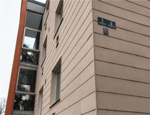 Unglaublich günstig, nämlich zu 2,50 Euro pro Quadratmeter, wohnt man im Anton-Günther-Weg 2-4. Nun läuft die staatliche Förderung der Sozialwohnungen in dem Bau aus dem Jahr 1968 aus und die Eigentümerin muss mehr verlangen. Die Bewohner wehren sich.Foto kla