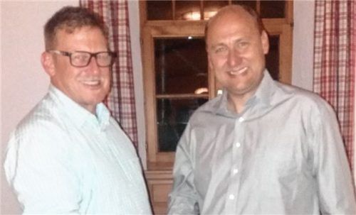 Vereinsvorsitzender Franz Hefter (links) dankte Thomas Janschek für seinen lebendigen Vortrag.Foto Hoffmann