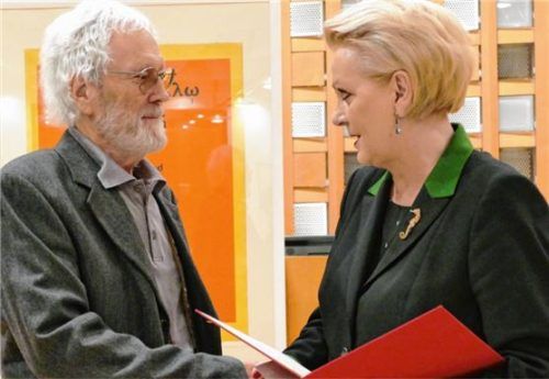 Verhalten stolz nimmt Josua Reichert den Kulturpreis aus den Händen von Oberbürgermeisterin Gabriele Bauer entgegen. Foto Janka