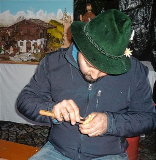 Viele altbewährte Aussteller, wie zum Beispiel der Holzschnitzer, bieten ihre Waren feil. Aber auch neue Stände sind auf dem Christkindlmarkt zu bewundern.