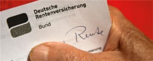 Viele alte Menschen sind ausschließlich auf die gesetzliche Rente angewiesen.Foto  dpa