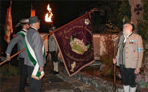 Viele Vereine waren mit Fahnenabordnungen bei der Gedenkfeier vertreten. Foto reh