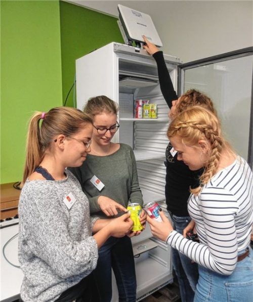 Vier Schülerinnen diskutieren Lösungsansätze für die Problemstellung. Foto re