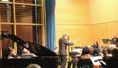 Romantisch präsentiert sich das Symphonieorchester Mühldorf. Foto  von Ahn