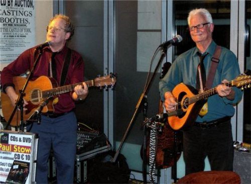 Vom Pub bis zum Saloon: Paul Stowe (links) und Trevor Morriss. Foto Auer