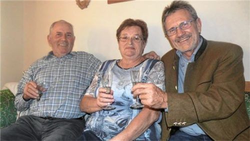 Vor 50 Jahren traten Rosmarie und Lorenz Drexler an den Traualtar. Jetzt gratulierte Bürgermeister Jakob Bichlmaier (rechts) zur goldenen Hochzeit. Foto  fim