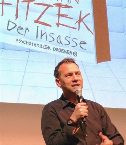 Vor dem Cover seines neuesten Thrillers las Sebastian Fitzek aus diesem Buch. Foto Janka