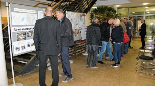 Vor der Bürgerversammlung konnten sich die Stephanskirchener an Schautafeln über aktuelle Projekte in der Gemeinde informieren.Foto Heinz