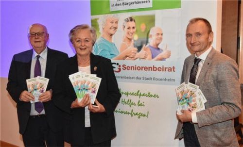 Vorfreude: (von links) Josef Kugler, Vorsitzender des Seniorenbeirats Rosenheim, seine Stellvertreterin Brigitte Kutka und Sozialamtsleiter Christian Meixner präsentierten die Flyer für die zweite Seniorenmesse.Foto Schlecker
