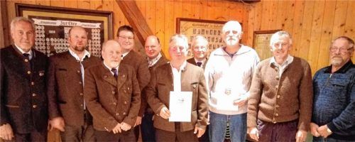 Vorstand und Geehrte von links: August Kellerer, Christian Strillinger, Fritz Berninger, Johannes Heinke, Manfred Gurgießer, Christian Heinke, Peter Heinke, Gerhard Rechenauer, Georg Antretter und Hans Magger.Foto re