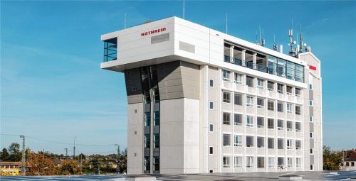 Während die Konzernleitung mit Arbeitnehmervertretern über die Neuausrichtung des Unternehmens Kathrein diskutiert, plagen die Mitarbeiter Zukunftsängste. Foto Kathrein SE