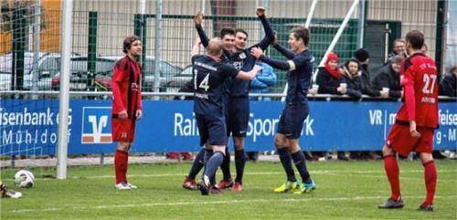 Wasserburger Jubel um Robin Ungerath nach einem seiner beiden Treffer in Kastl.