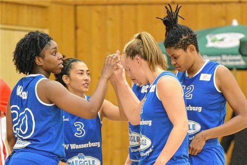Wasserburgs Basketball-Damen haben im Heimspiel gegen Göttingen einen klaren Sieg gefeiert – allerdings musste Ashley Williams (links) verletzt raus.Foto Hörndl
