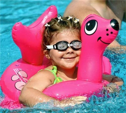 Wollen die Aschauer ein gemeinsames Schwimmbad mit Waldkraiburg bauen? Auch bei der Bürgerversammlung wurde darüber engagiert diskutiert.Foto dpa
