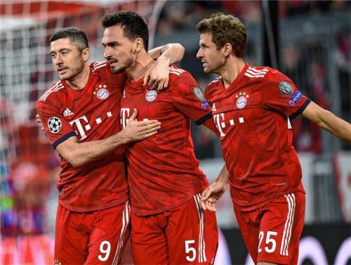 Würden gerne wieder einen Bundesliga-Heimsieg bejubeln: Robert Lewandowski, Mats Hummels und Thomas Müller, die seit dem 15. September auf einen Erfolg in der Allianz-Arena warten.  Foto dpa