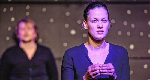 Wurden mit dem Darstellerpreis geehrt: Michaela Weingartner und Franz-Xaver Zeller in der Inszenierung von „Wasserstoffbrennen“. Foto Christian Flamm