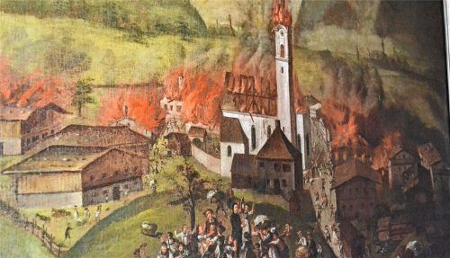 Zahlreiche Votivtafeln wie diese aus dem Jahr 1823 thematisieren in der Oberaudorfer Pfarrkirche das Thema Feuer. Das Bild zeigt die Panik und Kopflosigkeit der Bewohner. Nachbargebäude haben bereits Feuer gefangen.Foto lotter