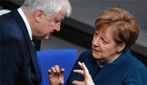 Zwei Parteivorsitzende auf Abruf: Bundeskanzlerin Angela Merkel (CDU) und ihr Innenminister Horst Seehofer (CSU).Foto dpa